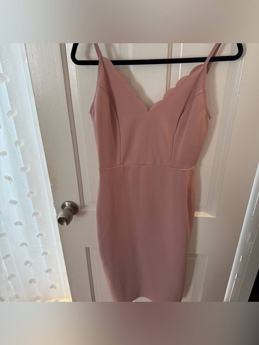 Socialite Scalloped V-Neck Mini Dress in Rose